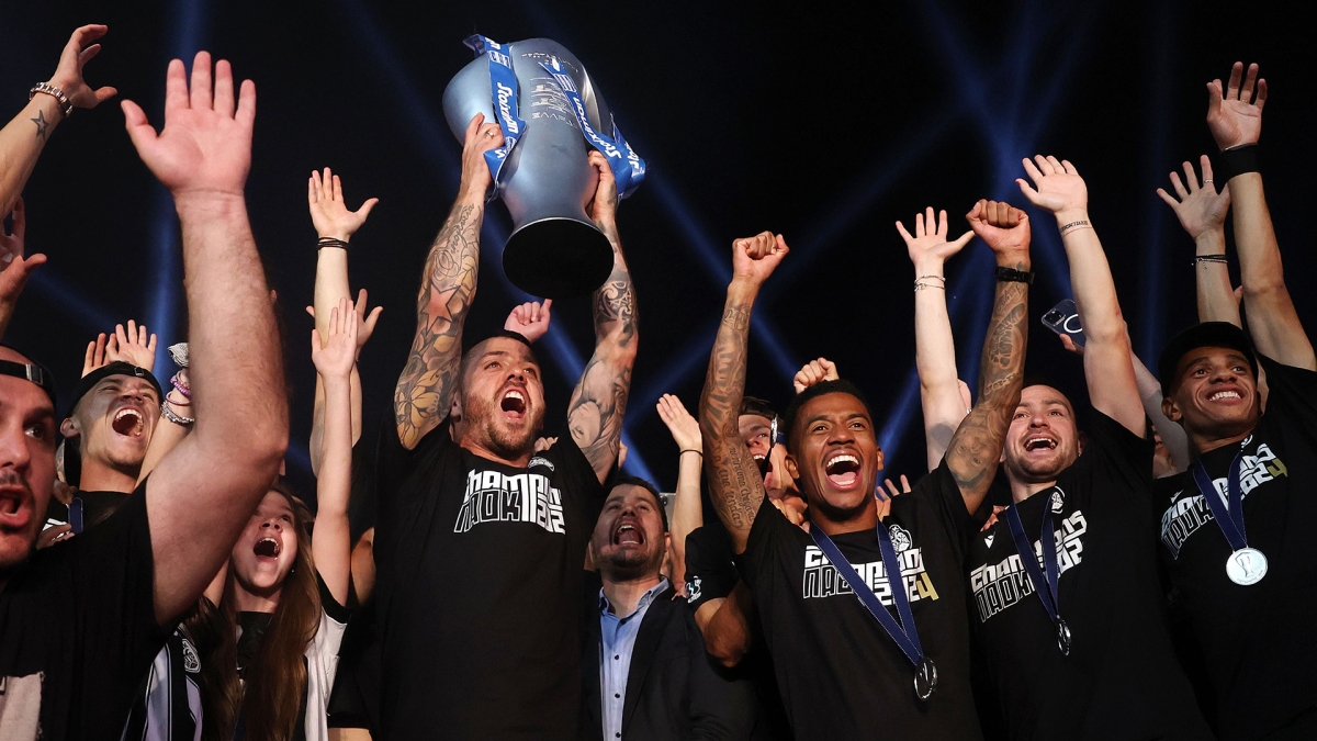 Ο Αντρέ Βιεϊρίνια σηκώνει το τρόπαιο του Πρωταθλητή Ελλάδας 2024