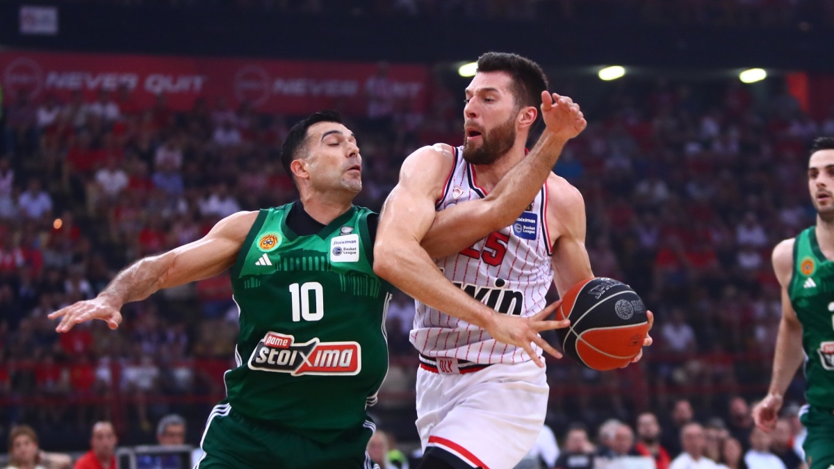 Ο Άλεκ Πίτερς με τον Κώστα Σλούκα