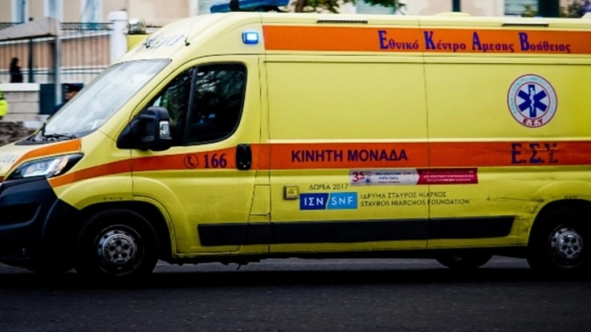 Χαϊδάρι: Ασθενοφόρο του ΕΚΑΒ παραβίασε το κόκκινο και συγκρούστηκε με μοτοσικλετιστή, ο οποίος πέθανε 