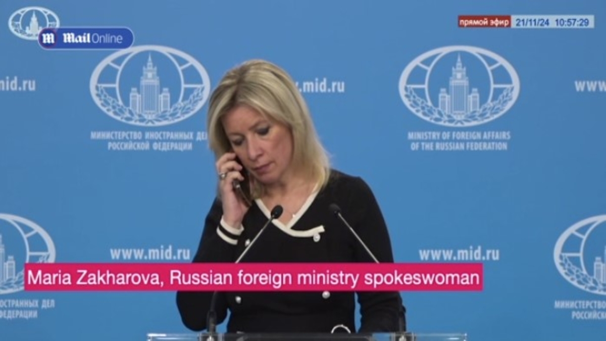 Απρόοπτο στη συνέντευξη Τύπου της Ζαχάροβα: Σήκωσε το τηλέφωνο και δέχθηκε εντολή να μη μιλήσει για το χτύπημα στην Ουκρανία (vid)