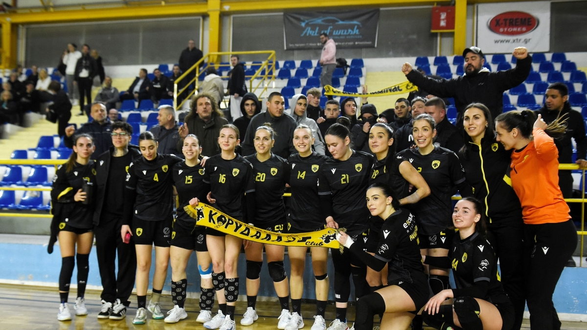 Η ομάδα χάντμπολ γυναικών της ΑΕΚ