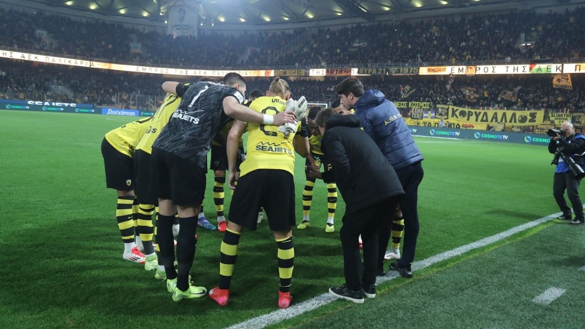 Ο Αλμέιδα και οι παίκτες της ΑΕΚ