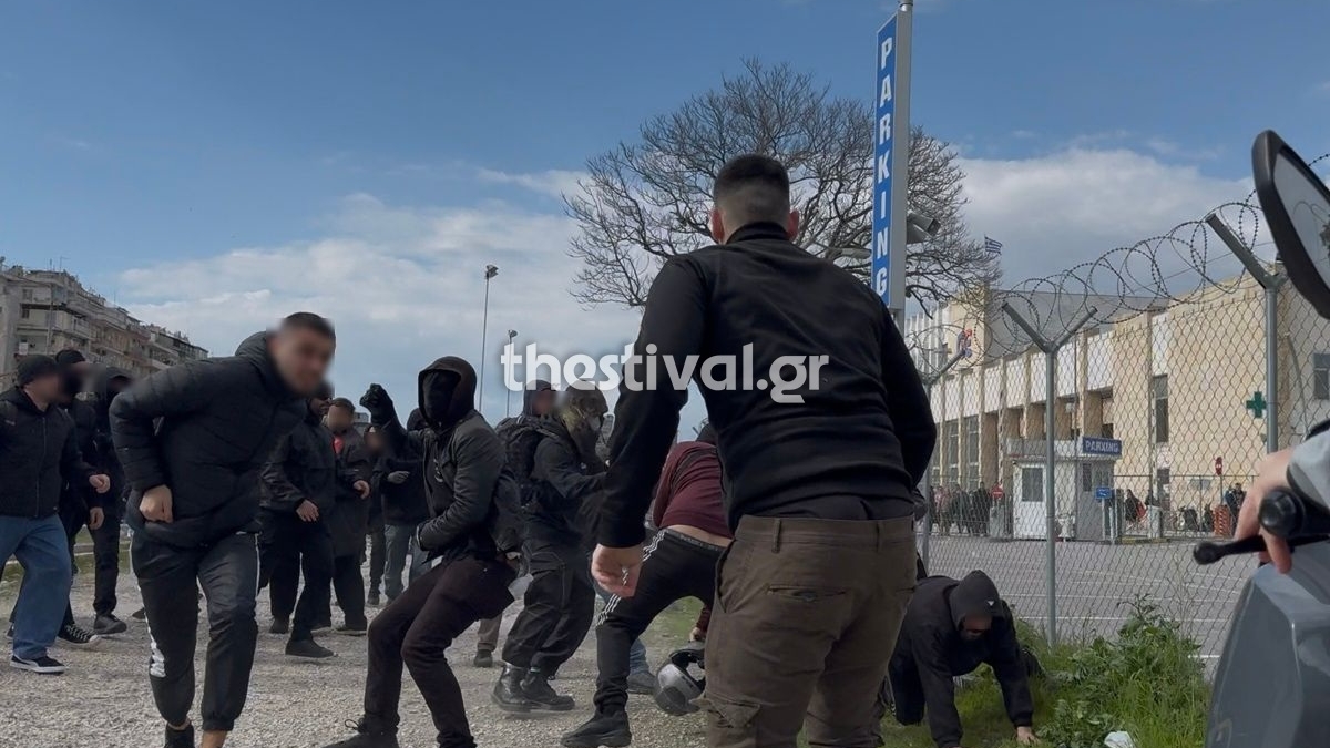 Αδιανόητο ξύλο στη Θεσσαλονίκη: Κουκουλοφόροι πλάκωσαν άτομα με ελληνικές σημαίες (vid)