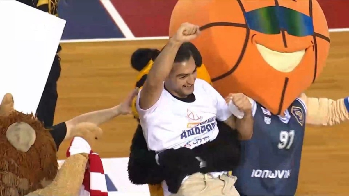 Ο φίλαθλος που το έβαλε από το κέντρο 