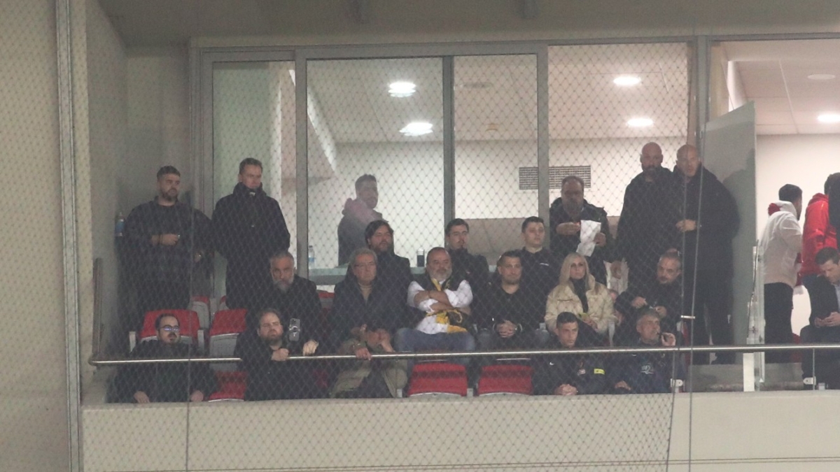 Ο Μάριος Ηλιόπουλος και οι άνθρωποι της ΑΕΚ στο Γ. Καραϊσκάκης