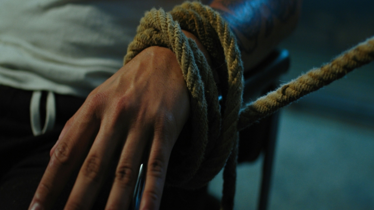 Αδιανόητη πραγματική ιστορία: Τον απήγαγαν, τον έκαψαν, του έκοψαν το πέος, αλλά επέζησε (vid)