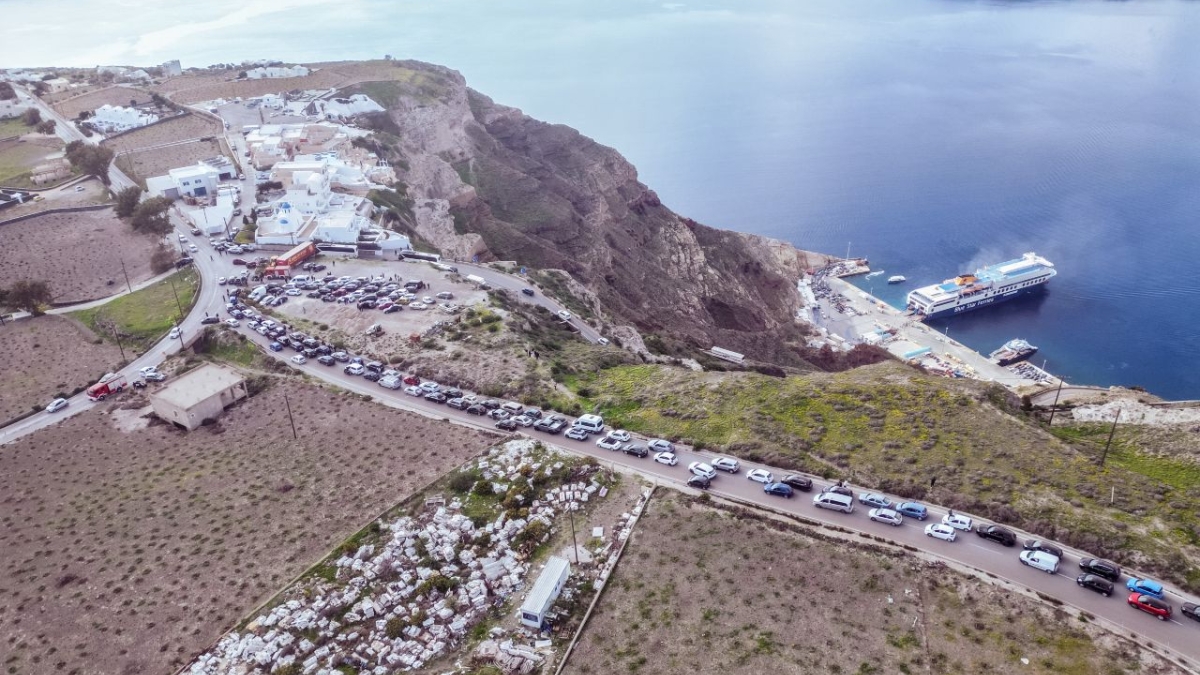 Συγκλονιστικές εικόνες από την Σαντορίνη: Ουρές χιλιομέτρων από τον κόσμο στο λιμάνι για να προλάβουν να φύγουν