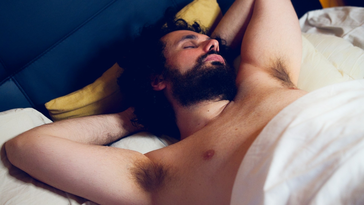 Γιατί δεν πρέπει να κοιμάσαι γυμνός όταν έχει ζέστη: Τι λέει ειδικός για τον ύπνο