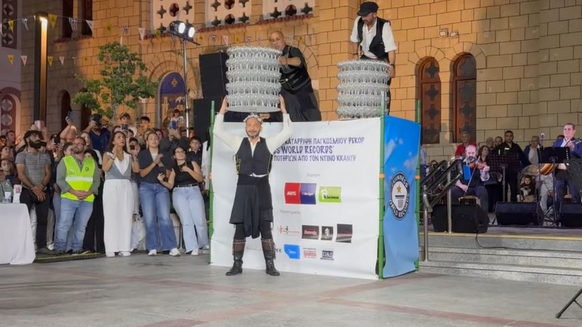 Κύπριος «έσπασε» το ρεκόρ Γκίνες: Χόρεψε με 469 ποτήρια στο κεφάλι (vid)