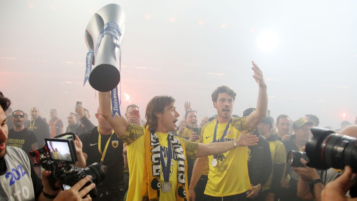 Συγκίνηση στο αντίο μελών της Original 21 στον Αλμέιδα!