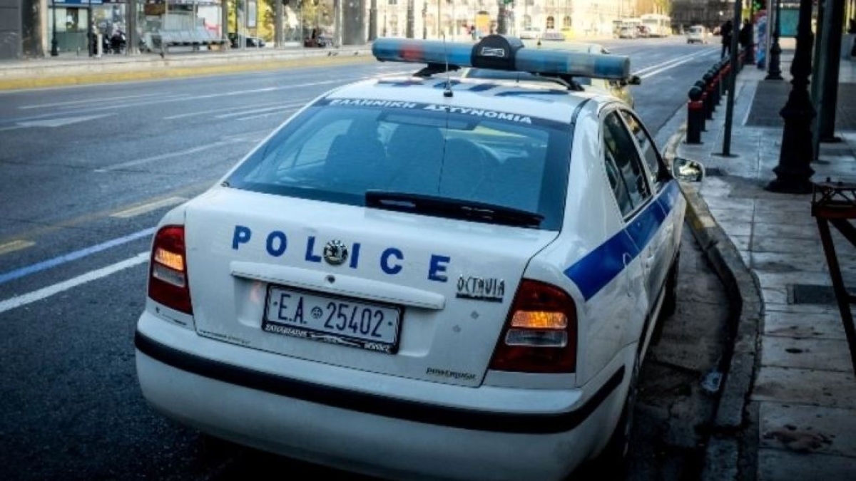 Μεθυσμένη σε κατάσταση αμόκ στο Ηράκλειο: Έσπασε αυτοκίνητα και επιτέθηκε σε αστυνομικούς 