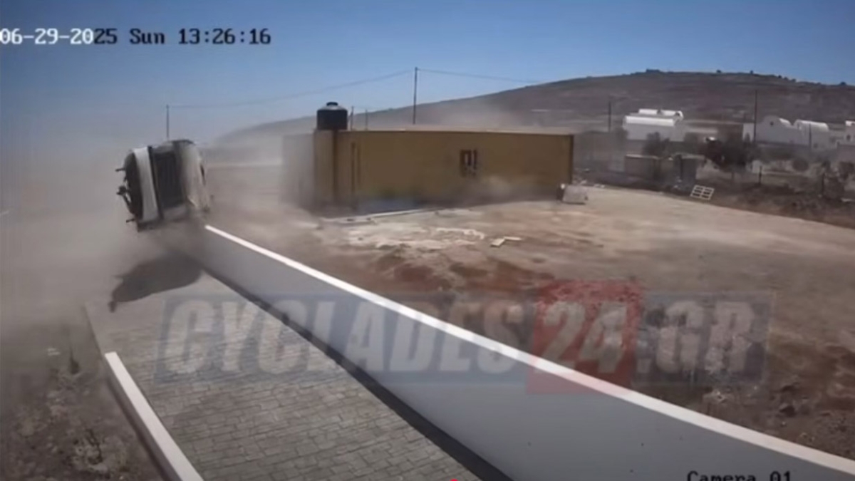 Σαντορίνη: Ισχυροί άνεμοι «σήκωσαν» και κατέστρεψαν τροχόσπιτο στο Εμπορείο (vid)