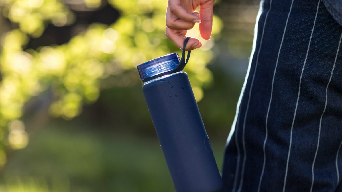 Το παγούρι σου μπορεί να αποκτήσει περισσότερα μικρόβια από τη λεκάνη της τουαλέτας: Πόσο συχνά το πλένεις;