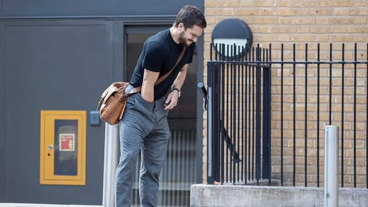 Γιατί οι άνδρες βάζουν τα χέρια μέσα στο παντελόνι: Η απωθητική συνήθεια έχει την εξήγησή της