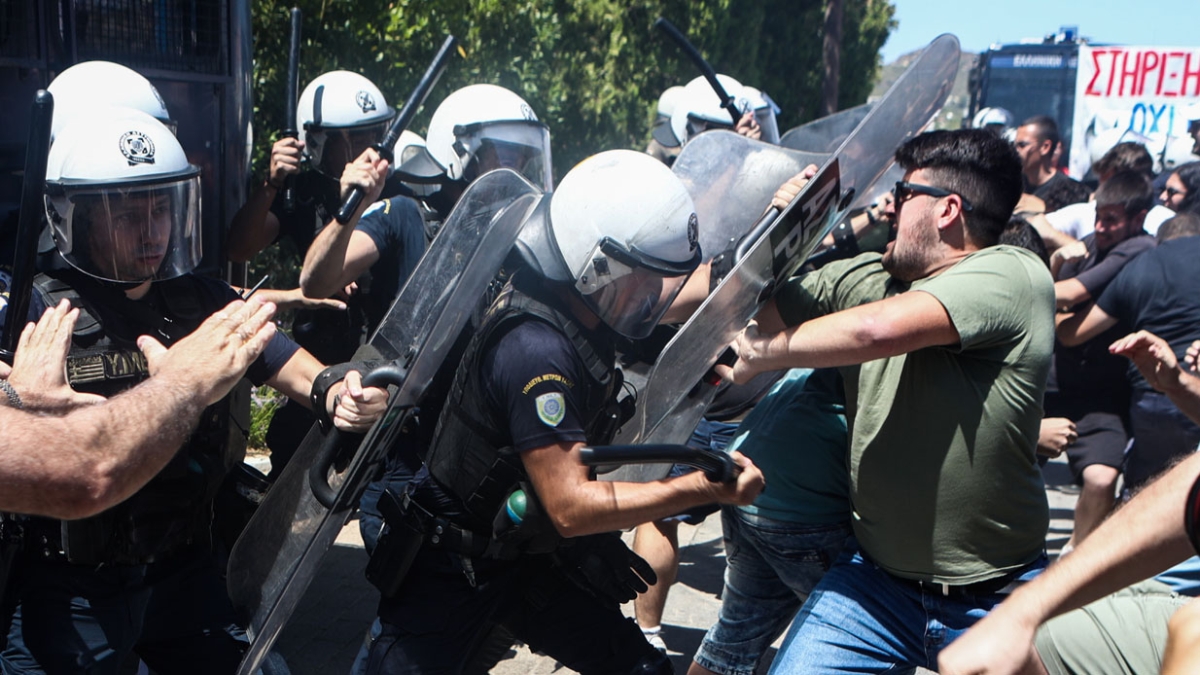 Ένταση ΜΑΤ - φοιτητών στη Σύνοδο Πρυτάνεων στην Ανάβυσσο: Έπεσαν χημικά