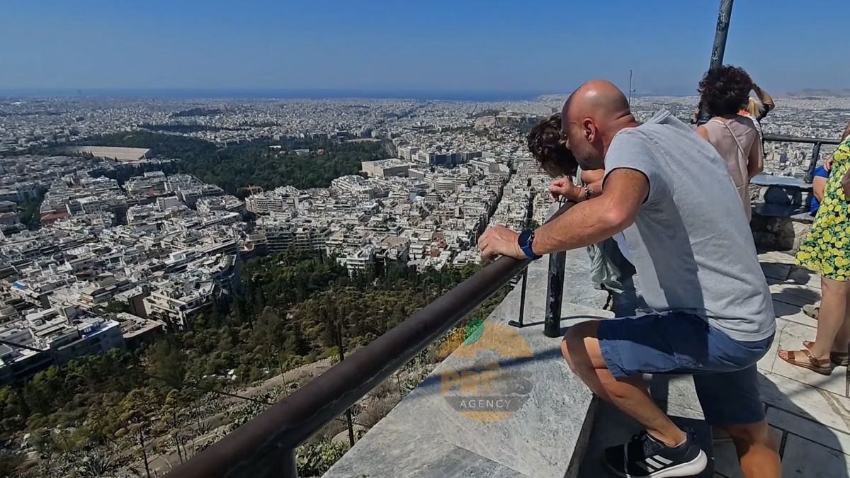 Λυκαβηττός: Τουρίστας έπεσε στο κενό