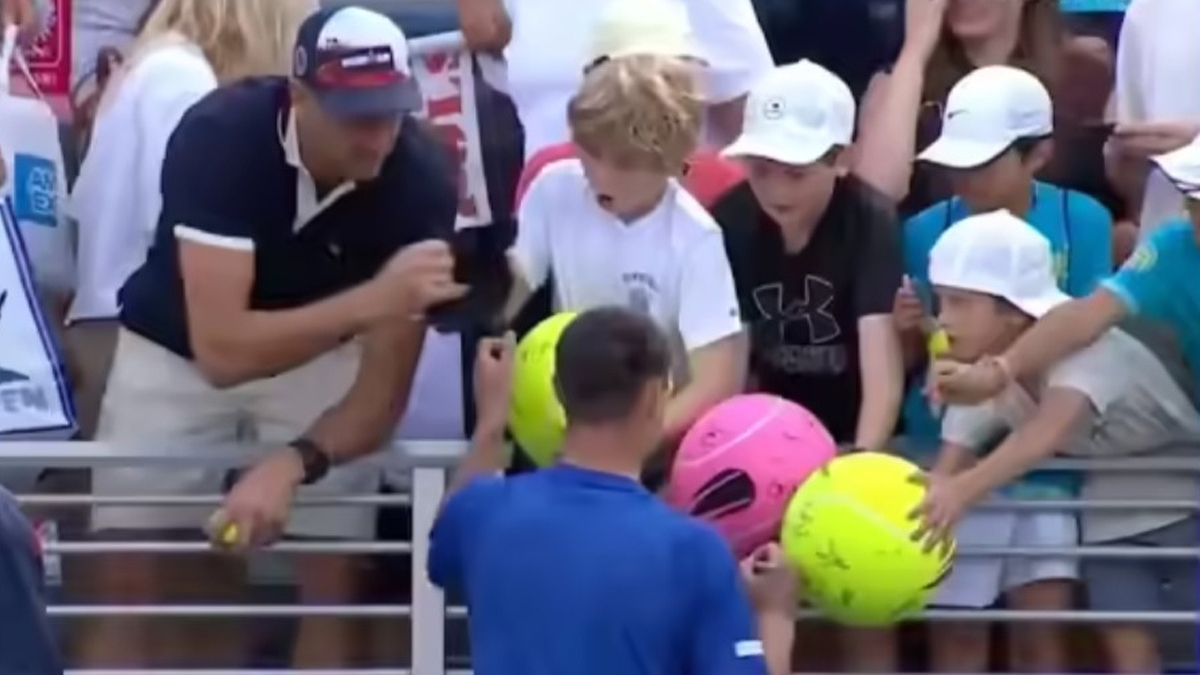 Σκάνδαλο στο US Open: Ενήλικας άρπαξε δώρο από παιδί, το εξοργιστικό viral βίντεο