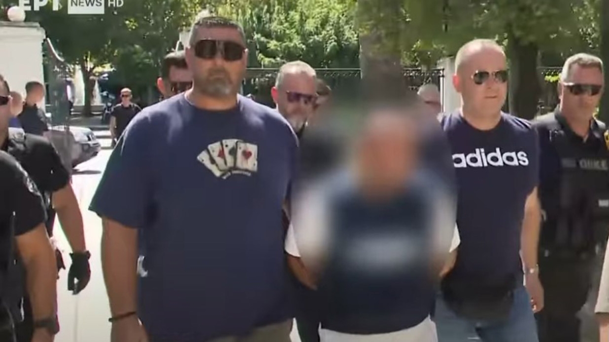 Βόλος: Με σκυμμένο το κεφάλι και αλεξίσφαιρο γιλέκο ο γυναικοκτόνος