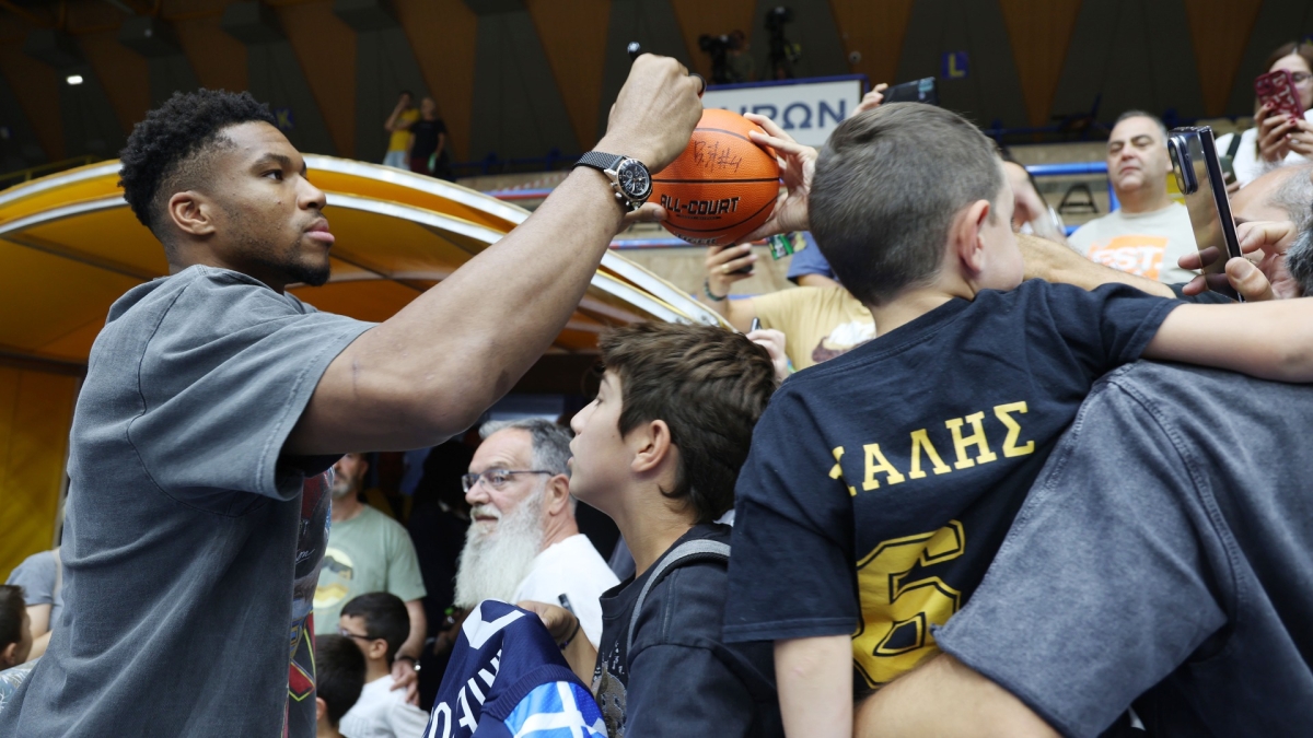Τα αυτόγραφα του Γιάννη Αντετοκούνμπο