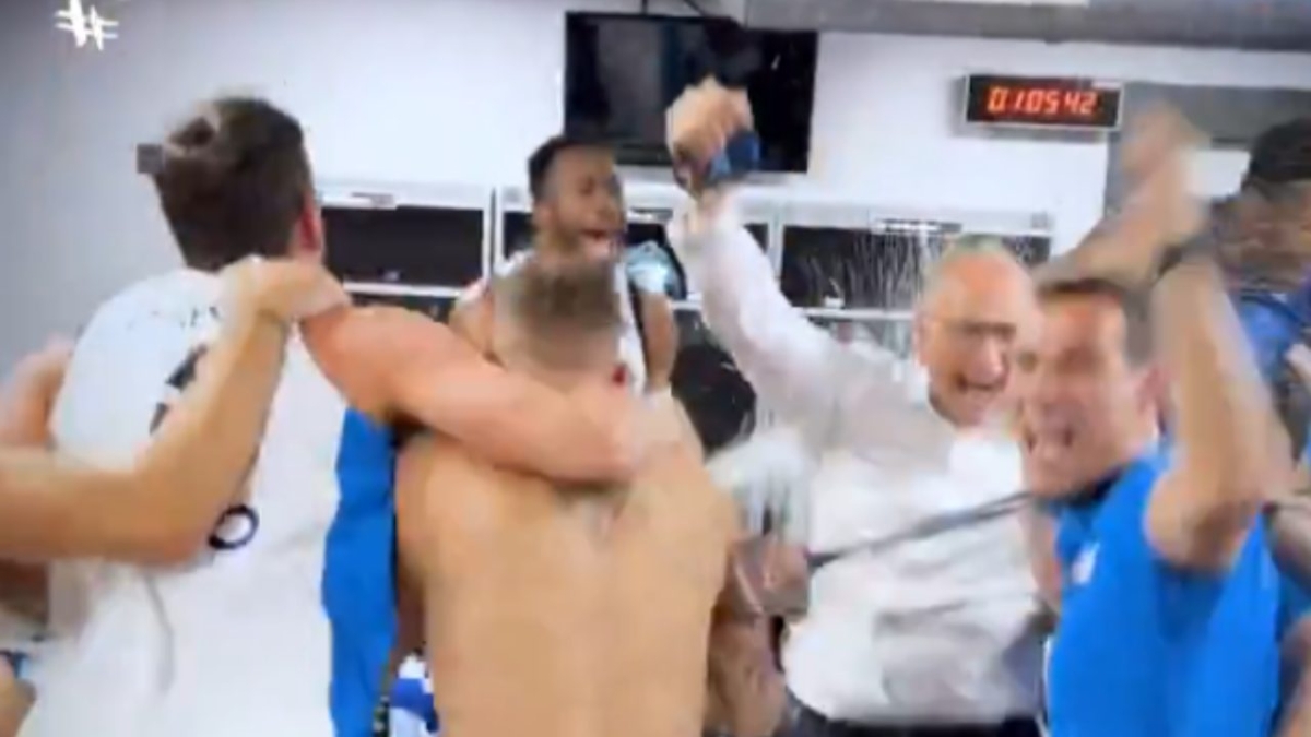 Το μπουγέλο στα αποδυτήρια