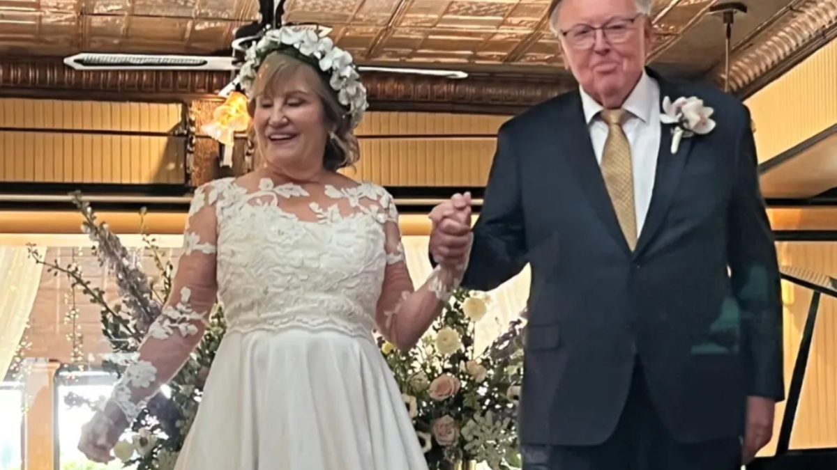 Εκείνη 76, εκείνος 81: Η ιστορία αγάπης που συγκινεί το διαδίκτυο