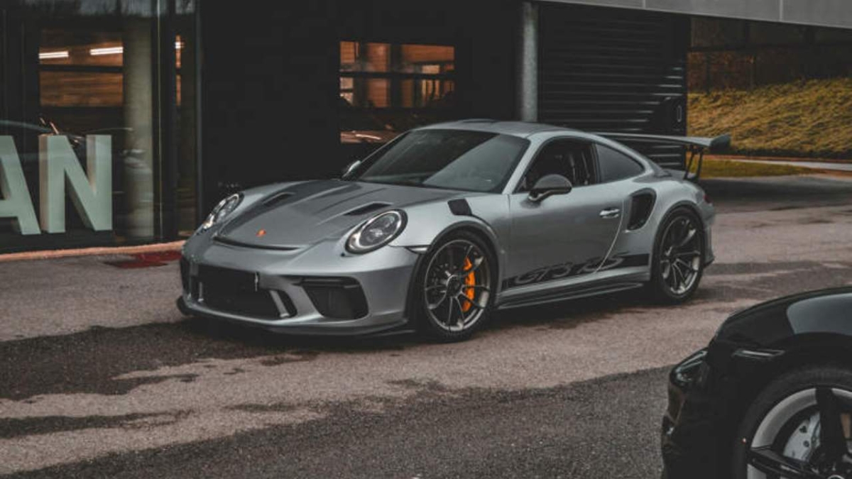 Έβαλε φωτιά στην Porsche του για να πάρει την ασφάλεια και τον τσάκωσε… κάμερα ασφαλείας (vid)