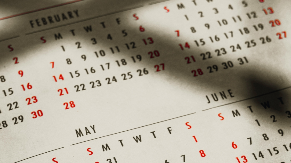 Ημερολόγιο 2026: Οι δύο μεγάλες αργίες που «χάνονται» και τα τριήμερα που «βολεύουν»