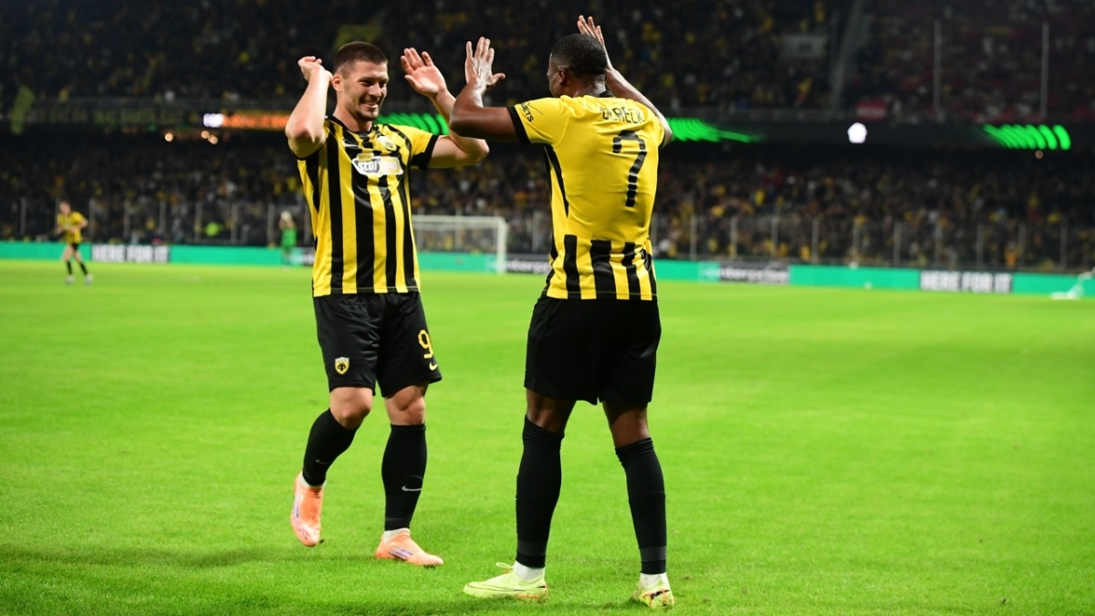 Οι Γιόβιτς και Κουτέσα πανηγυρίζουν το γκολ στο ΑΕΚ-Αμπερντίν