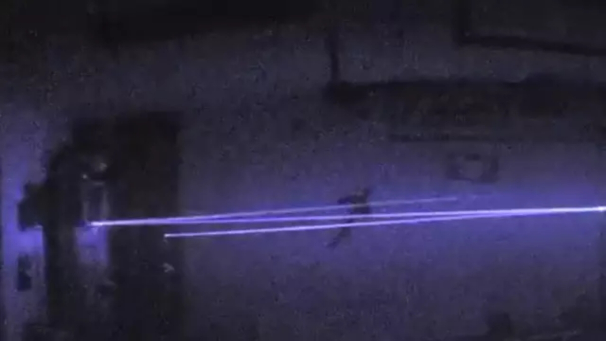 YouTuber καταγράφει την ταχύτητα του φωτός σε ένα απίστευτα σπάνιο βίντεο!