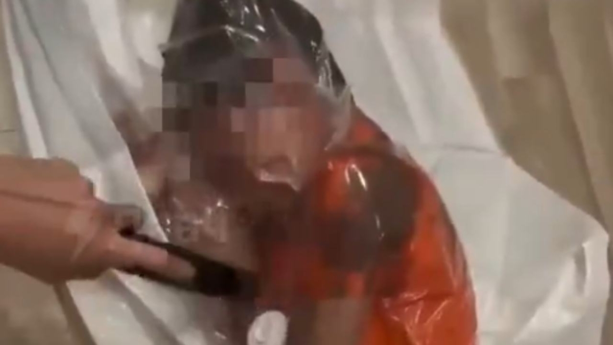 Σάλος στη Ρωσία: Influencer έβαλε το παιδί της σε σακούλα και ρουφούσε τον αέρα (vid)