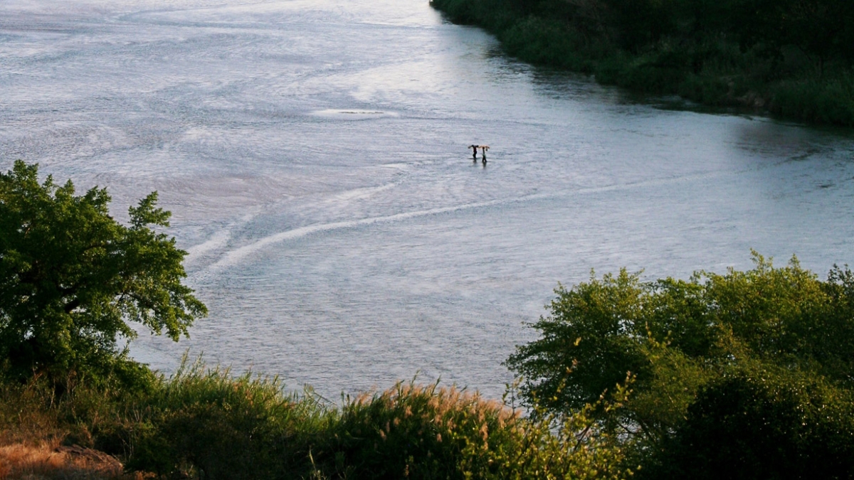 Ούτε ναρκωτικά, ούτε λαθρεμπόριο: το «αθέατο όπλο» με το οποίο οι ΗΠΑ μπλοκάρουν τη διέλευση από τα σύνορα με το Μεξικό