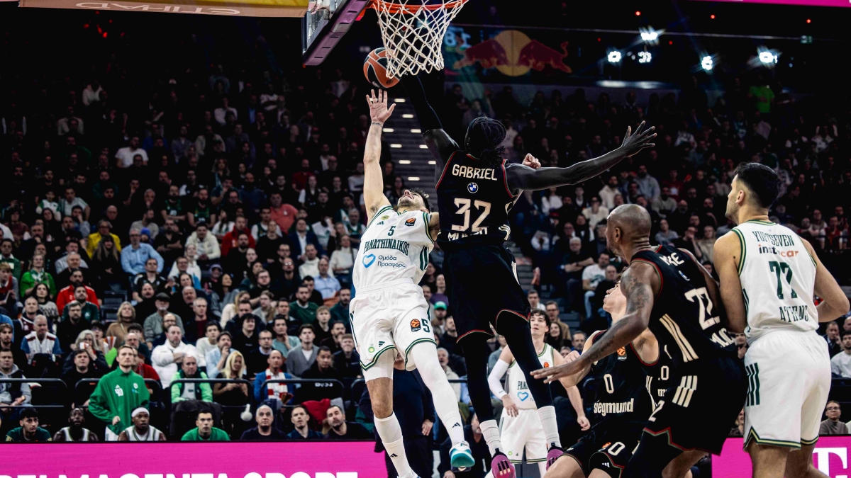 Ένα σκάφος που μπάζει νερά