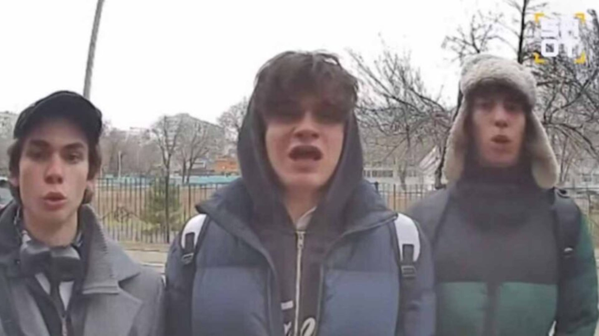 23rd Microdistrict: Η ρωσική μπάντα που έγινε viral τραγουδώντας σε... θυροτηλέφωνα (vid)