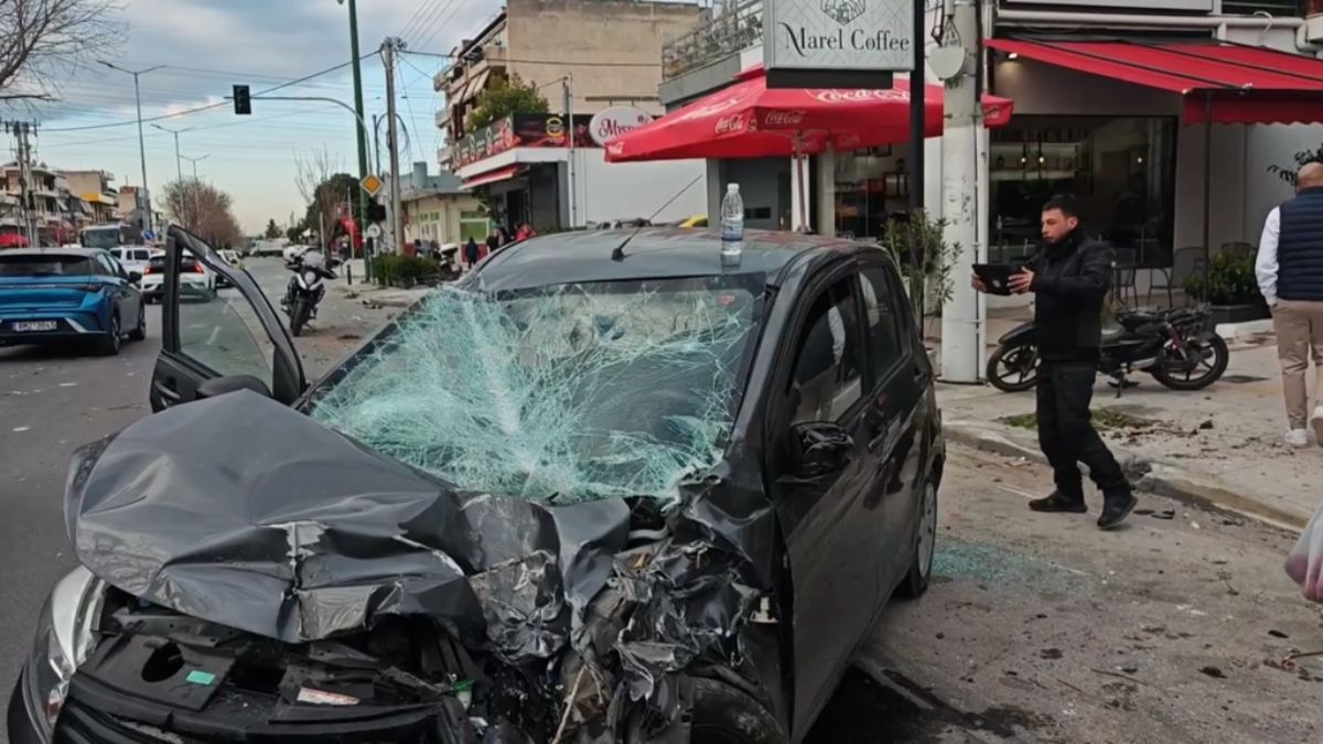 Χάος στη λεωφόρο Θηβών: Φορτηγό «σάρωσε» παρκαρισμένα ΙΧ - Τρεις τραυματίες στο νοσοκομείο (vid)