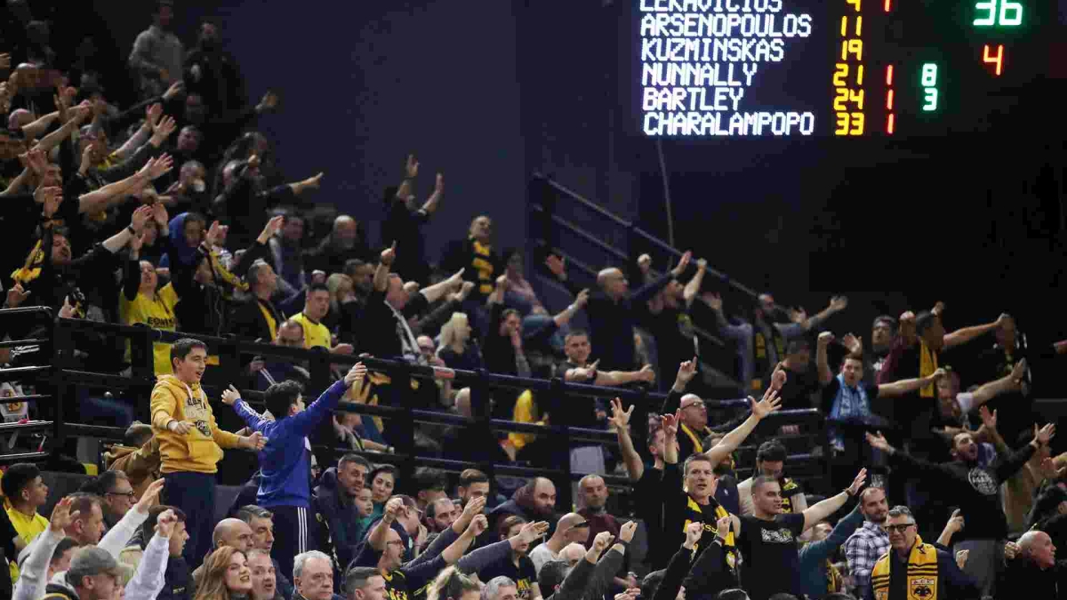 Ο κόσμος της ΑΕΚ με την Άλμπα