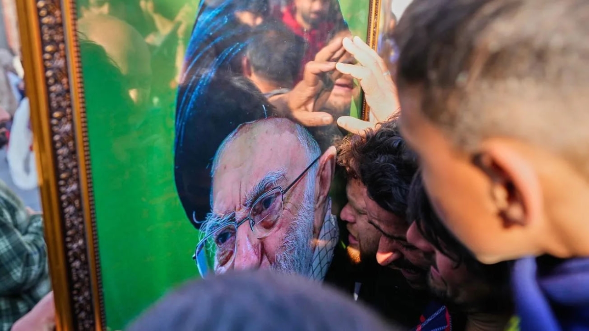 Νεκρός ο Αλί Χαμενεΐ μετά τις επιθέσεις ΗΠΑ – Ισραήλ: Εθνικό πένθος 40 ημερών στο Ιράν