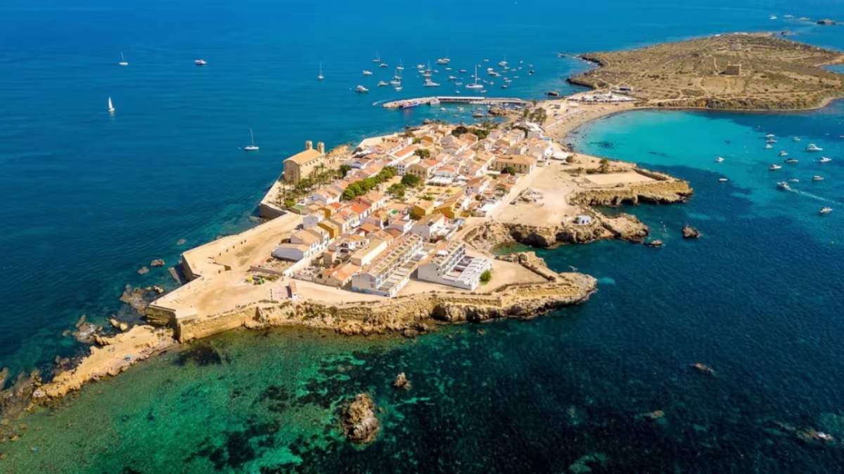 Το μικρότερο κατοικημένο νησί της Ισπανίας επαναστατεί και ξεκινά διαδικασία αποχώρησης: Αυτοδιαχείριση λόγω τουρισμού