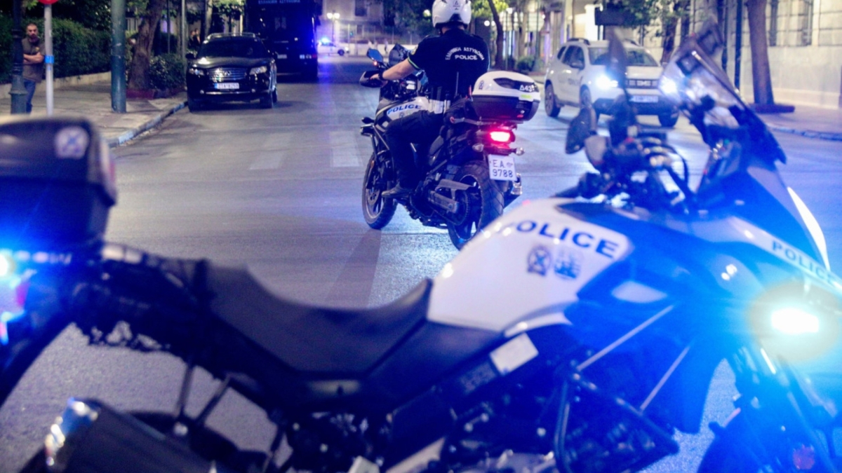 Εξάρχεια: Διαρρήκτες και αστυνομικοί εγκλωβίστηκαν σε σπίτι και τους... απεγκλωβισε η πυροσβεστική