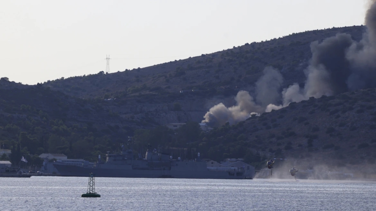 Βελτιωμένη η εικόνα στα πύρινα μέτωπα: Υπό έλεγχο η Σαλαμίνα, χωρίς ενεργό μέτωπο στη Βοιωτία