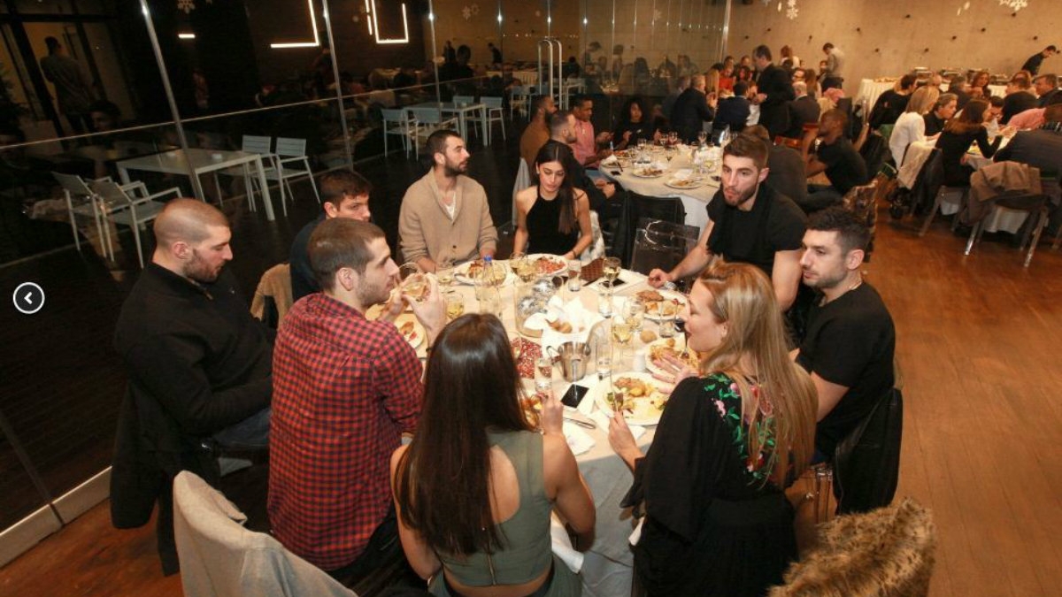 Οικογενειακό δείπνο και ευχές (pics & vid)