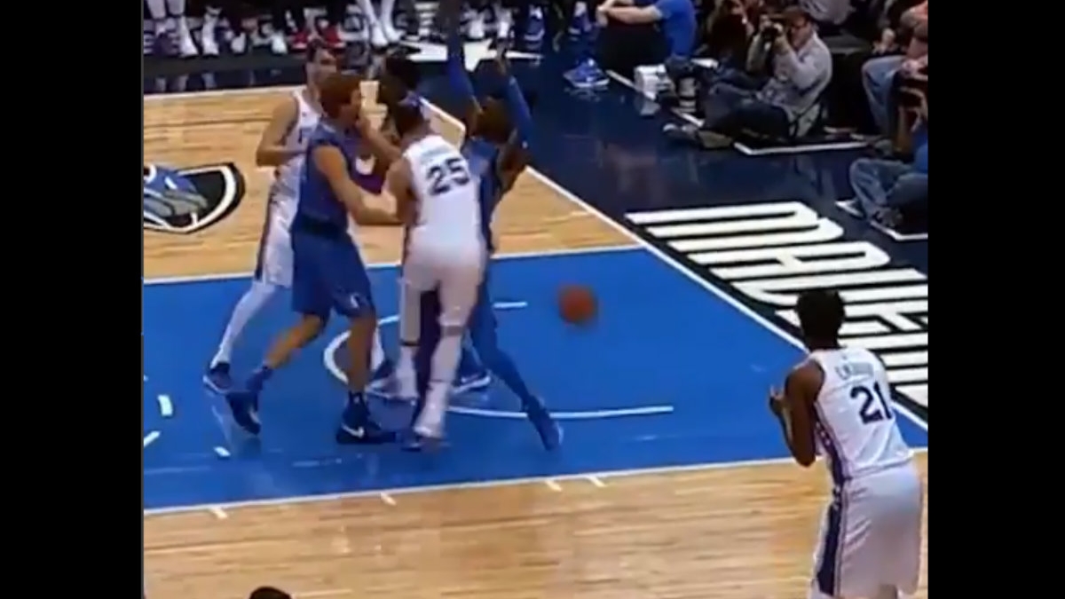 Η πιο... περίεργη no look pass είναι αυτή του Σίμονς! (vid)