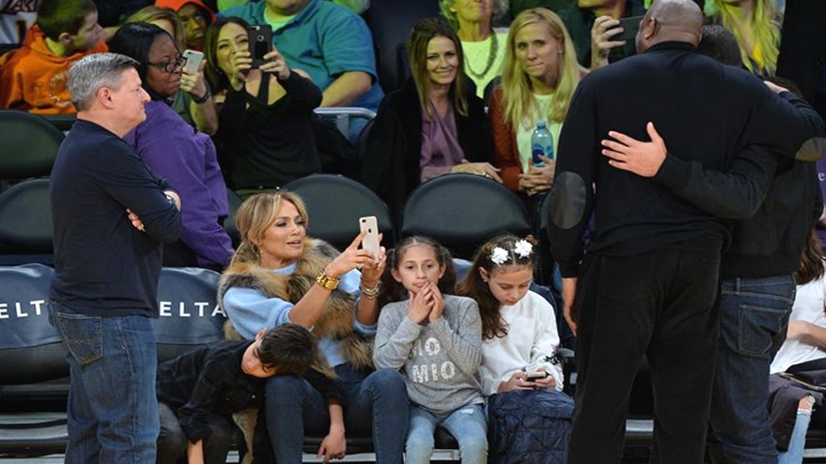 Ο γιος της JLo είχε μπροστά του τον Μάτζικ Τζόνσον και κοιμόταν! (pics)