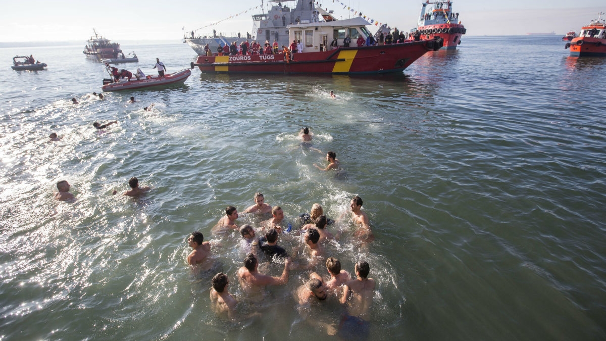Στην Θεσσαλονίκη αντί για τον σταυρό, κολυμπούσαν προς το περιστέρι (vid)