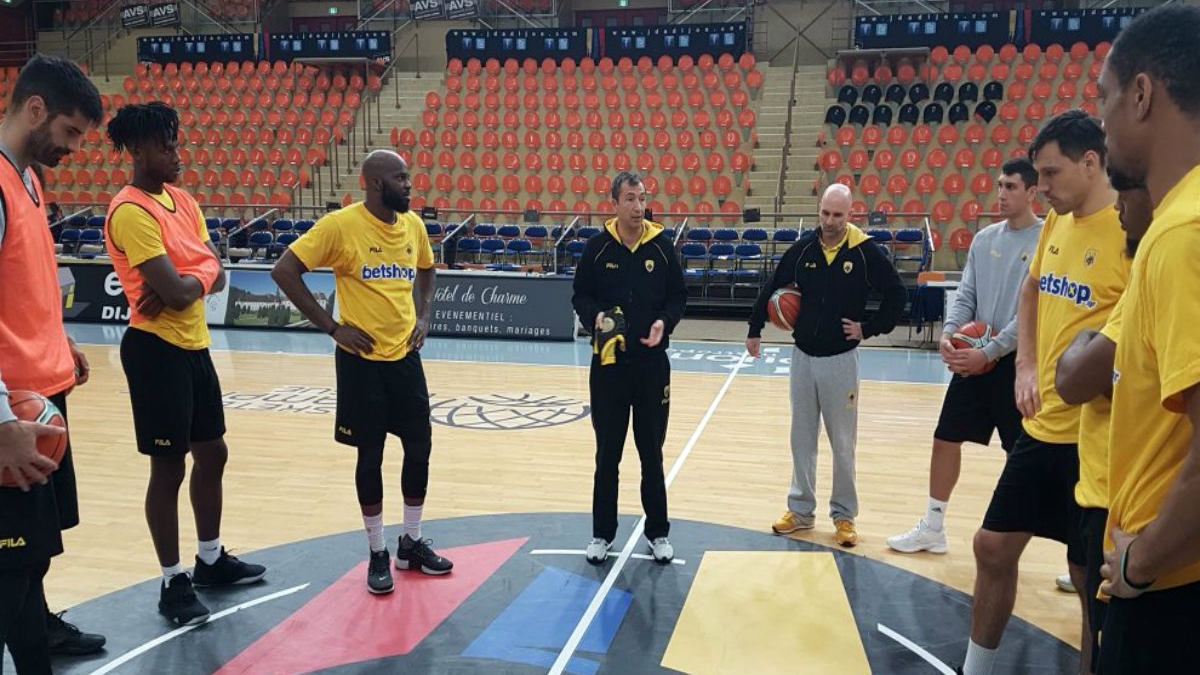 Μπάνκι κρατώντας την φανέλα της ΑΕΚ: «Σημαντικό αυτό το σήμα, είναι προνόμιο να είμαστε εδώ»!