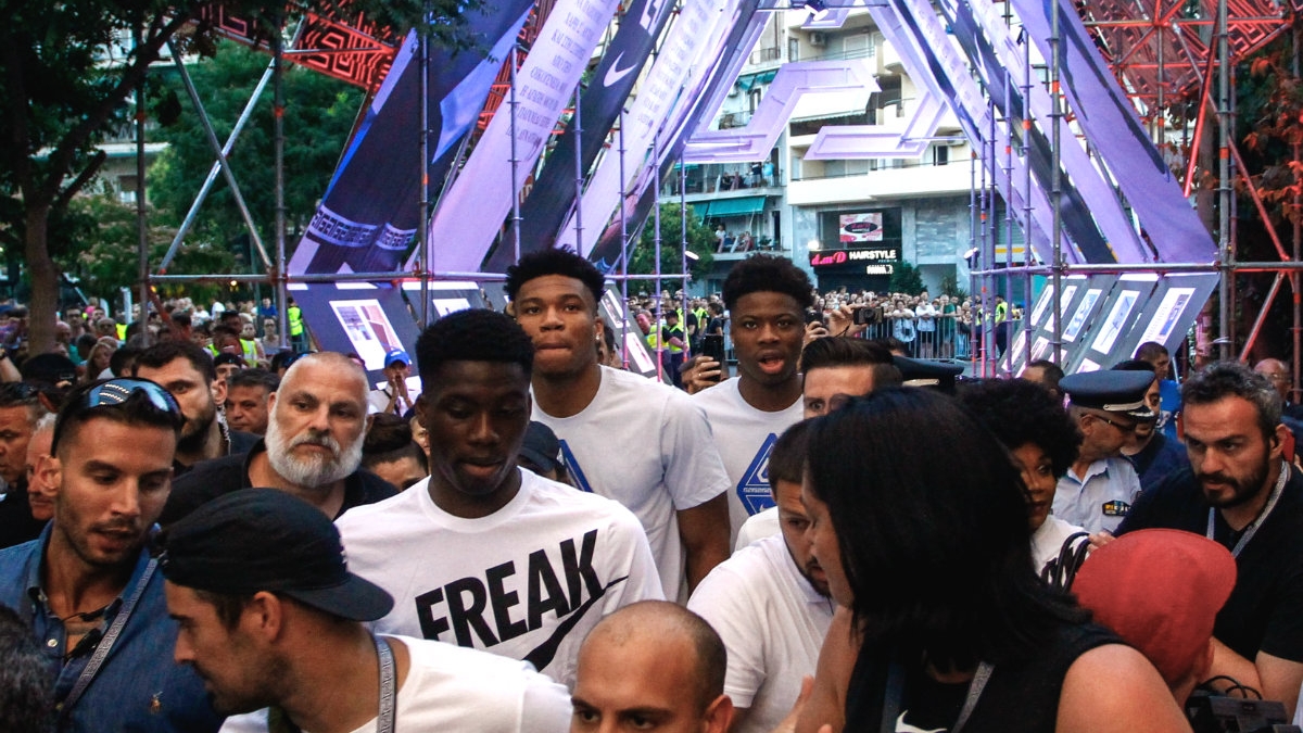 H εντυπωσιακή είσοδος της οικογένειας Αντετοκούνμπο! (vid)