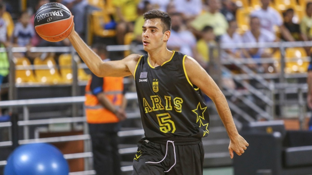 Βλάσιος: Υπέγραψε επαγγελματικό συμβόλαιο στον Άρη (pic)