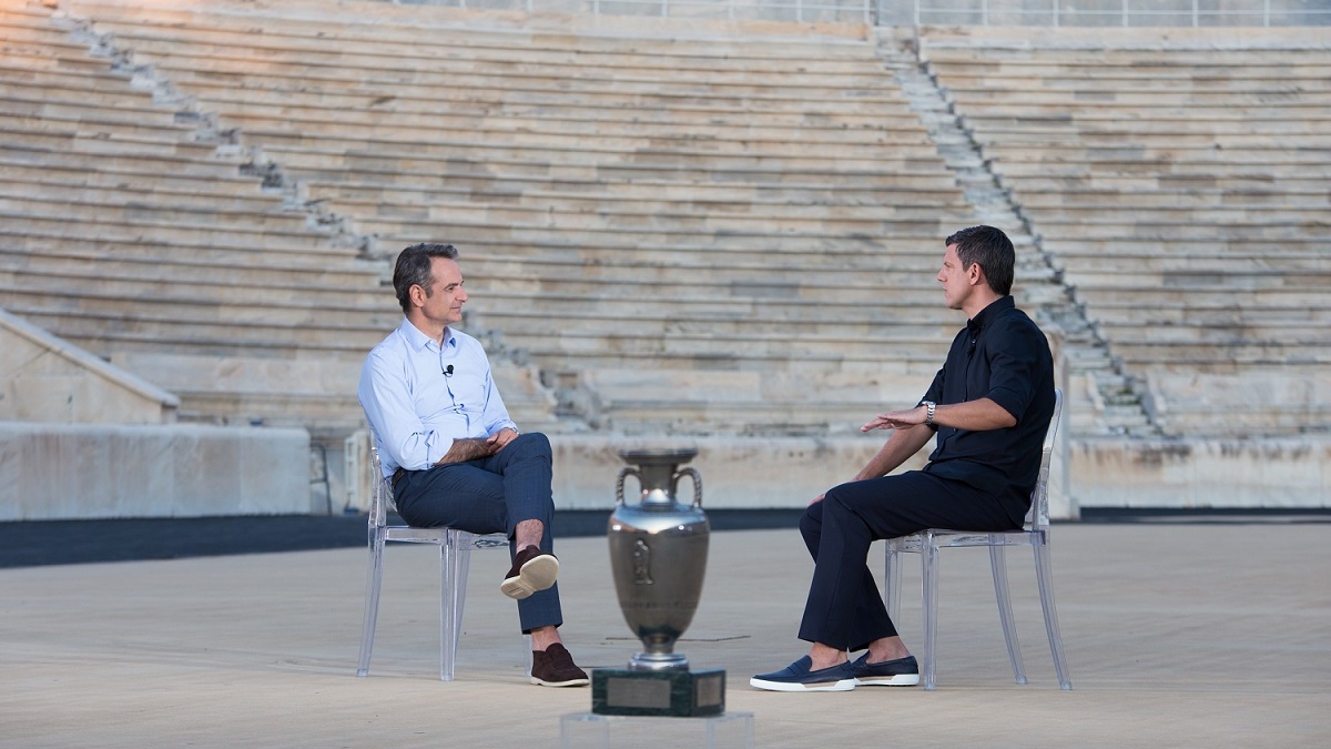 Ο Πρωθυπουργός Κυριάκος Μητσοτάκης στα «2004 Δευτερόλεπτα» της Cosmote με τον Τάκη Φύσσα! (vid)