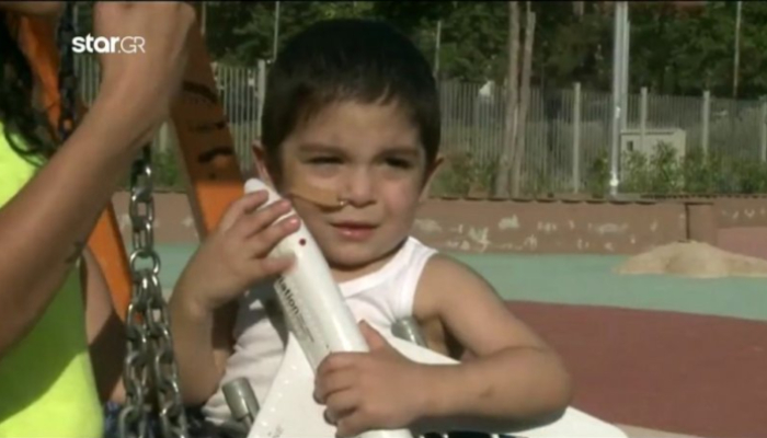 Δεν επέτρεψαν σε 3χρονο την είσοδο σε παιδότοπο της Θεσσαλονίκης επειδή είχε σωληνάκι στην μύτη (vid)