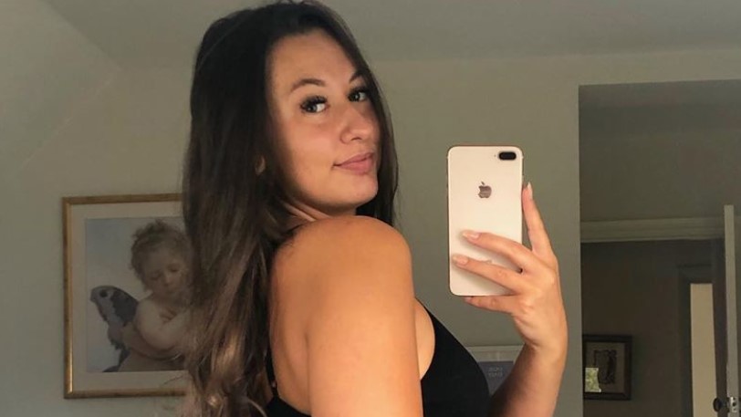 Κοπέλα που κάνει βίντεο με αισθησιακούς ψίθυρους 