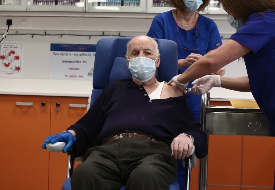 Ο πρώτος πολίτης που έκανε το εμβόλιο